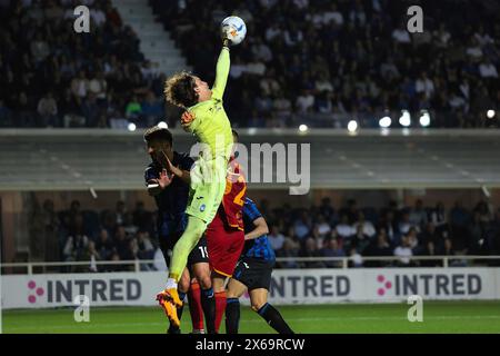 Bergamo, Italien. Mai 2024. Italien, Bergamo, 12. Mai 2024: Marco Carnesecchi (Atalanta) geht nach oben und spart in der zweiten Halbzeit beim Fußballspiel Atalanta BC vs AS Roma, Tag 36 Serie A Tim 2023-2024 Gewiss Stadium. Atalanta BC vs AS Roma, Lega Calcio Serie A 2023/2024 Day 36 im Gewiss Stadium (Bild: © Fabrizio Andrea Bertani/Pacific Press via ZUMA Press Wire) NUR ZUR REDAKTIONELLEN VERWENDUNG! Nicht für kommerzielle ZWECKE! Stockfoto