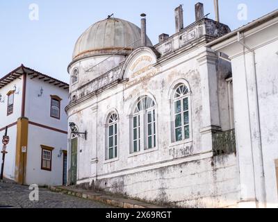 Ouro Preto, Minas Gerais, Brasilien - 2. Mai 2024: Alte und traditionelle Schule und astronomisches Observatorium in der Stadt Ouro Preto in Minas Gerais Stockfoto