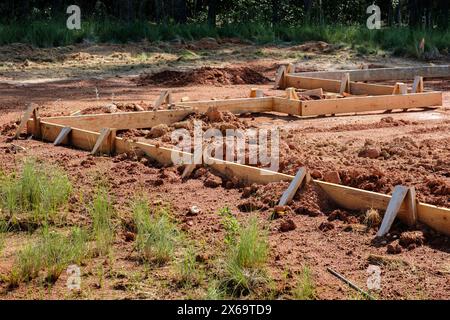 Holzschalung für die Fundamentierung einer Hausbetonplatte Stockfoto