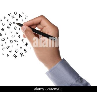 Ein Mann schreibt Briefe und sie fliegen auf weißem Hintergrund, Nahaufnahme Stockfoto