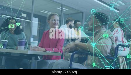 Bild von vernetzten Symbolen, die Kugeln über verschiedenen Kollegen bilden, die beim Kaffeetrinken diskutieren Stockfoto