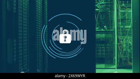 Bild des Vorhängeschlosses in Ladekreisen über dem Datenserversystem im Serverraum Stockfoto