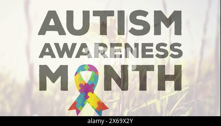 Bild von bunten Puzzleteilen Band Autismus Awareness Monat Text über Gras Stockfoto