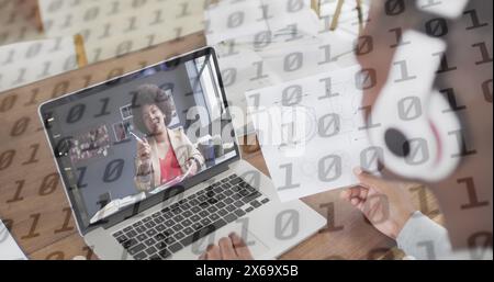 Bild der Binärcodierung über kaukasier mit Dokumenten mit Laptop-Image-Aufruf Stockfoto