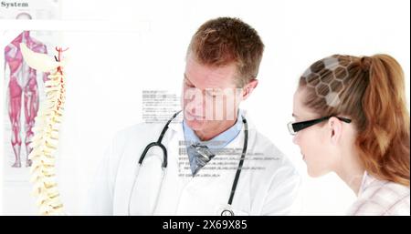 Bild der Datenverarbeitung über zwei kaukasische Wissenschaftler Stockfoto