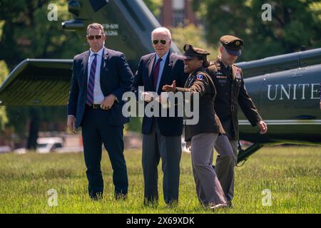 Washington, DC, USA. Mai 2024. US-Präsident Joe Biden tritt am 13. Mai 2024 von der Marine One in Fort Lesley J. McNair in Washington, DC, USA ab. Präsident Biden kehrt von Rehoboth Beach, Delaware, nach Washington zurück. Quelle: Shawn Thew/Pool über CNP/dpa/Alamy Live News Stockfoto