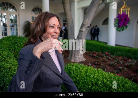 US-Vizepräsidentin Kamala Harris reist am 13. Mai 2024 im Rose Garden The White House in Washington, DC, USA, zu einem Empfang ab, der den Monat des Erbes der asiatischen Amerikaner, der Ureinwohner Hawaiias und der Pazifischen Inseln feiert.Credit: Shawn thew/Pool via CNP/MediaPunch Stockfoto