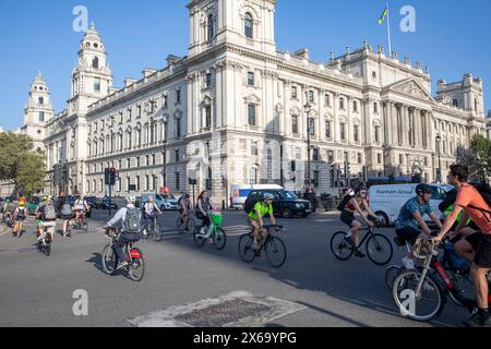 Fahrradfahren in London, Radfahrer fahren auf dem Parliament Square Westminster Central London am sonnigen Herbstmontag am blauen Himmel, England, UK, 2023 Stockfoto