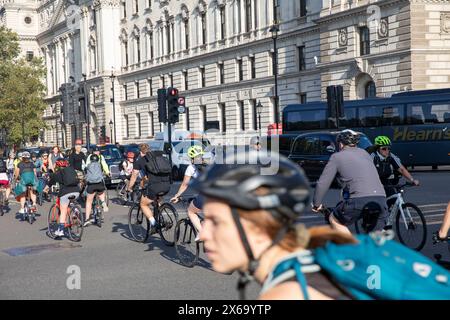 Fahrradfahren in London, Radfahrer fahren auf dem Parliament Square Westminster Central London am sonnigen Herbstmontag am blauen Himmel, England, UK, 2023 Stockfoto