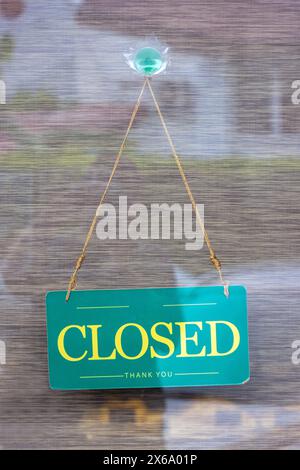 Hinter der Glastür hängt ein Schild mit der Aufschrift geschlossen Stockfoto