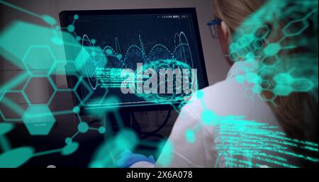 Bild von Gehirnen, Computersprache, kaukasische Wissenschaftlerin, die dna-Helix am Computer analysiert Stockfoto