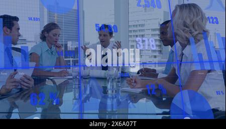 Bild mehrerer Diagramme und wechselnder Zahlen über verschiedene Kollegen, die im Büro diskutieren Stockfoto