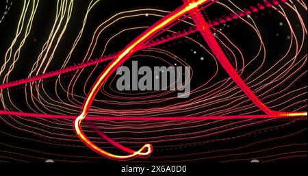 Bild von orangen und roten Lichtbahnen, die sich über Konturlinien und Partikel auf schwarzem Hintergrund bewegen Stockfoto