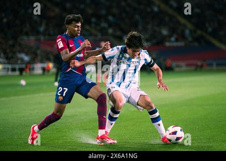 Barcelona, Spanien. Mai 2024. Lamine Yamal (L) von Barcelona streitet mit Aramburu von Real Sociedad während des Fußballspiels der spanischen Liga (La Liga) zwischen dem FC Barcelona und Real Sociedad am 13. Mai 2024 in Barcelona, Spanien. Quelle: Joan Gosa/Xinhua/Alamy Live News Stockfoto