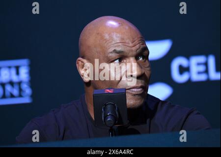 New York, USA. Mai 2024. Mike Tyson spricht auf der Bühne des Apollo Theatre während der Pressekonferenz für das kommende Boxspiel Jake Paul vs. Mike Tyson, New York, NY, 13. Mai 2024. Die beiden Boxer werden am 20. Juli 2024 in Arlington, Texas, antreten und Netflix-Abonnenten zur Verfügung stehen. (Foto: Anthony Behar/SIPA USA) Credit: SIPA USA/Alamy Live News Stockfoto