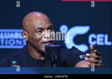 New York, USA. Mai 2024. Mike Tyson spricht auf der Bühne des Apollo Theatre während der Pressekonferenz für das kommende Boxspiel Jake Paul vs. Mike Tyson, New York, NY, 13. Mai 2024. Die beiden Boxer werden am 20. Juli 2024 in Arlington, Texas, antreten und Netflix-Abonnenten zur Verfügung stehen. (Foto: Anthony Behar/SIPA USA) Credit: SIPA USA/Alamy Live News Stockfoto