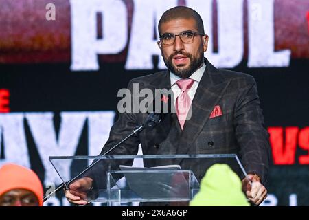 New York, Usa. April 2024. Ariel Helwani spricht auf der Bühne der Pressekonferenz für das kommende Boxspiel Jake Paul vs. Mike Tyson im Apollo Theater am 13. Mai 2024 in New York City, Foto: Steve Ferdman/UPI Credit: UPI/Alamy Live News Stockfoto