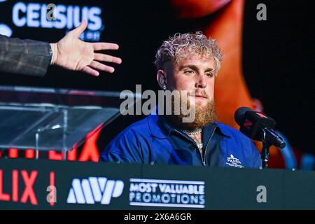 New York, Usa. April 2024. Jake Paul spricht auf der Bühne der Pressekonferenz für das kommende Boxspiel Jake Paul vs. Mike Tyson im Apollo Theater am 13. Mai 2024 in New York. Foto: Steve Ferdman/UPI Credit: UPI/Alamy Live News Stockfoto