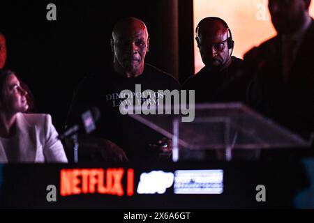 New York, Usa. April 2024. Mike Tyson kommt auf der Bühne der Pressekonferenz zum kommenden Boxspiel Jake Paul vs. Mike Tyson am 13. Mai 2024 im Apollo Theater in New York City. Foto: Steve Ferdman/UPI Credit: UPI/Alamy Live News Stockfoto