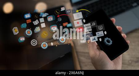 Tablet-verwendender Online-Geschäftsmann mit digitaler Marketinganalyse digitale Suchmaschinenoptimierung, die kreative SEO-Korrespondenz ist Stockfoto