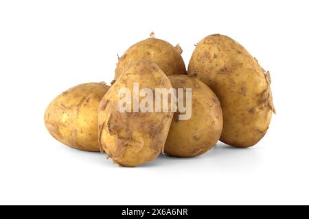 Gruppe frischer Frühkartoffeln mit hellbrauner Haut und dunkelbraunen Flecken auf weißem Hintergrund Stockfoto