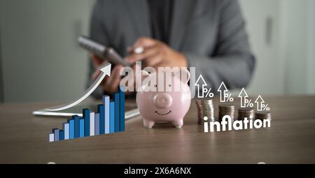 Geschäftsmann mit Inflationsgeld mit sinkender Finanzgrafik Lebensmittelgeschäfte aufgrund der Finanzkrise, Lebensmittelkosten Stockfoto