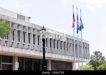 Alexandria, Louisiana, USA - 25. April 2024: Das Rathaus und die Flaggen von Alexandria leuchten am Nachmittag. Stockfoto