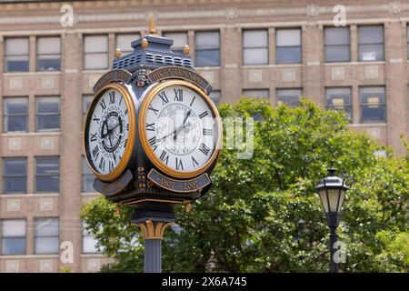 Alexandria, Louisiana, USA - 25. April 2024: Die historische Uhr und die Straßenlaterne der Innenstadt von Alexandria erstrahlen am Nachmittag. Stockfoto