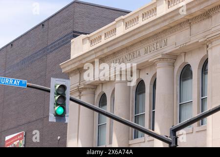 Alexandria, Louisiana, USA - 25. April 2024: Das historische Museum in der Innenstadt von Alexandria strahlt am Nachmittag. Stockfoto