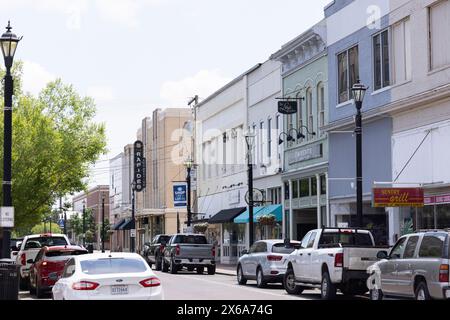 Alexandria, Louisiana, USA - 25. April 2024: Das historische Stadtbild der Innenstadt von Alexandria wird am Nachmittag beleuchtet. Stockfoto