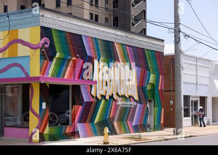 Alexandria, Louisiana, USA - 25. April 2024: Das bunte Kunstviertel in der Innenstadt von Alexandria wird am Nachmittag beleuchtet. Stockfoto