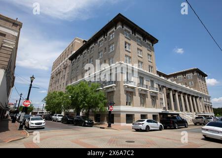 Alexandria, Louisiana, USA - 25. April 2024: Das historische Stadtbild der Innenstadt von Alexandria wird am Nachmittag beleuchtet. Stockfoto