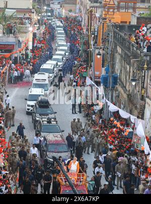 Varanasi, Indien. Mai 2024. Ein Blick auf die Roadshow des indischen Premierministers Narendra Modi im Rahmen einer Wahlkampagne. Quelle: SOPA Images Limited/Alamy Live News Stockfoto