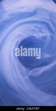 Wasserfarbstoff. Farbe Rauch. Tintenfluss. Unschärfe weiß durchscheinende Dampffarbe flüssige Mischung Wirbel Nebel Textur schwimmendes Gas auf himmelblauem abstrakten Kunsthintergrund. Stockfoto