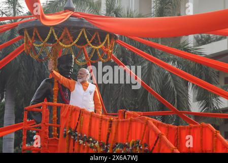 Varanasi, Indien. Mai 2024. Premierminister Narendra Modi winkt seinen Anhängern während einer Roadshow im Rahmen einer Wahlkampagne zu. (Foto: Prabhat Mehrotra/SOPA Images/SIPA USA) Credit: SIPA USA/Alamy Live News Stockfoto