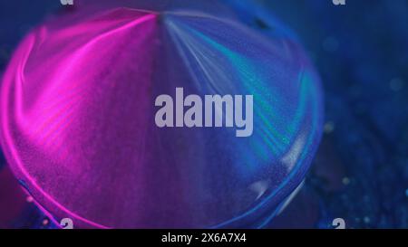 Neonfarbe. Irisierend geometrisch. Defokussierte rosa lila blaue Farbe fluoreszierendes funkelndes facettenreiches Kristall Tropf Flüssigkeit reflektierende Textur Party Licht abstrakte Kunst Hintergrund. Stockfoto