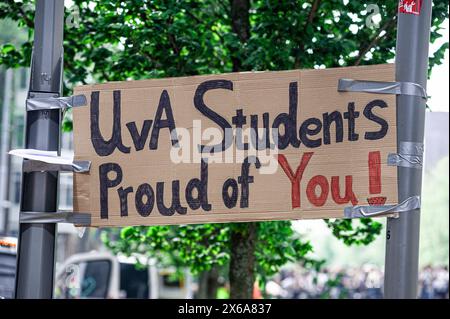 Amsterdam, Niederlande. Mai 2024. Ein Plakat, auf dem die Meinung der Teilnehmer während der Kundgebung dargestellt wird. Studentenprotestierende und ihre Unterstützer besetzten kurzzeitig die Universität Amsterdam auf dem Campus Roeterseiland im Zentrum von Amsterdam, die Polizei setzte extrem harte Gewalt ein, um die große Studentenschaft zu zerstreuen. Die Demonstranten wollen, dass die Universität alle Verbindungen zu israelischen Institutionen abbaut, um das Volk des Gazastreifens und den anhaltenden Völkermord an seinem Volk durch die israelische Verteidigungsstreitkräfte (IDF) zu unterstützen. Quelle: SOPA Images Limited/Alamy Live News Stockfoto