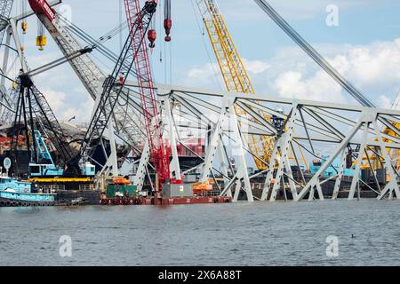 Salvors with the Unified Command setzt Wrack-Entfernung am 7. Mai 2024 während der Key Bridge Response 2024 fort. Die Beseitigung von Trümmern und Wrackteilen wird fortgesetzt, um die sichere und effiziente Öffnung des Fort McHenry Channel zu unterstützen. (Foto des US Army Corps of Engineers von Christopher Rosario) Stockfoto