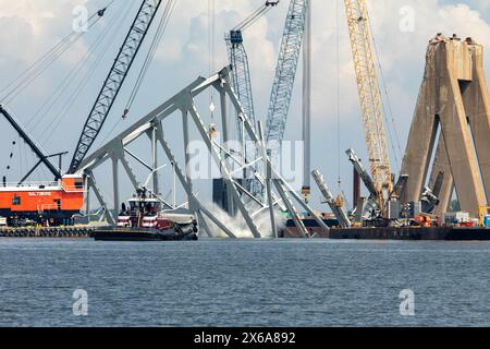 Salvors with the Unified Command setzt Wrack-Entfernung am 7. Mai 2024 während der Key Bridge Response 2024 fort. Die Beseitigung von Trümmern und Wrackteilen wird fortgesetzt, um die sichere und effiziente Öffnung des Fort McHenry Channel zu unterstützen. (Foto des US Army Corps of Engineers von Christopher Rosario) Stockfoto