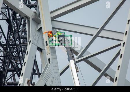 Salvors with the Unified Command setzt Wrack-Entfernung am 7. Mai 2024 während der Key Bridge Response 2024 fort. Die Beseitigung von Trümmern und Wrackteilen wird fortgesetzt, um die sichere und effiziente Öffnung des Fort McHenry Channel zu unterstützen. (Foto des US Army Corps of Engineers von Christopher Rosario) Stockfoto