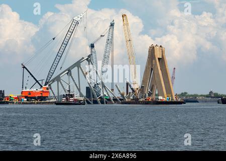 Salvors with the Unified Command setzt Wrack-Entfernung am 7. Mai 2024 während der Key Bridge Response 2024 fort. Die Beseitigung von Trümmern und Wrackteilen wird fortgesetzt, um die sichere und effiziente Öffnung des Fort McHenry Channel zu unterstützen. (Foto des US Army Corps of Engineers von Christopher Rosario) Stockfoto