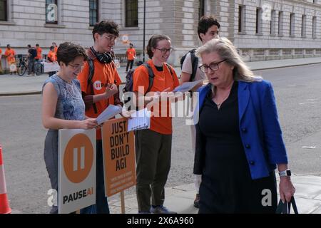 London, UK, 13. Mai 2024. Susan Hall, die Kandidatin des Londoner Bürgermeisters, hat Pause AI-Aktivisten (Künstliche Intelligenz) bei Demonstrationen vor dem Department of Science, Innovation and Technology in der Nähe von Whitehall demonstriert, die weltweit vor einem globalen KI-Gipfel in Seoul stattfinden. Die Gruppe fordert eine Pause bei neuen Modellen der künstlichen Intelligenz und argumentiert, dass KI-Systeme nicht ausreichend verstanden werden und die Menschheit ernsthaft schädigen können. Quelle: Eleventh Photography/Alamy Live News Stockfoto