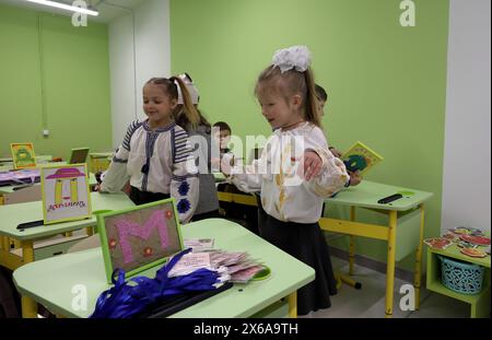 Nicht exklusiv: CHARKIW, UKRAINE - 13. MAI 2024 - Mädchen übernachten in einem Klassenzimmer einer Untergrundschule in Charkiw, Nordost-Ukraine. Stockfoto