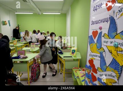 Nicht exklusiv: CHARKIW, UKRAINE - 13. MAI 2024 - Kinder übernachten in einem Unterrichtsraum einer Untergrundschule in Charkiw, Nordostukraine. Stockfoto