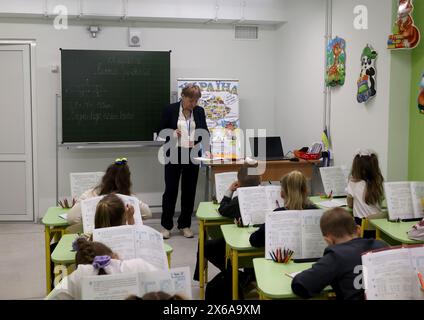 Nicht exklusiv: CHARKIW, UKRAINE - 13. MAI 2024 - Ein Lehrer gibt Unterricht an einer Untergrundschule in Charkiw, Nordostukraine. Stockfoto