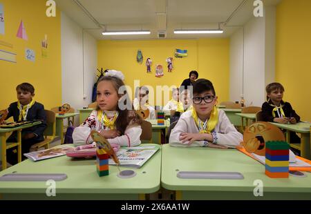 Nicht exklusiv: CHARKIW, UKRAINE - 13. MAI 2024 - Schüler nehmen an einer Untergrundschule in Charkiw, Nordostukraine, Teil. Stockfoto