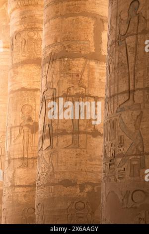 Luxor, Ägypten - 26. November 2023: Antike Hieroglyphen schmücken das Innere des Ramesseums, des Gedenktempels von Pharao Ramesses II. Im Luxor Stockfoto