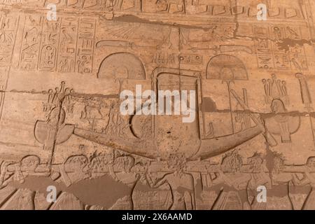 Luxor, Ägypten - 26. November 2023: Die Sonnenbarke des Gottes Ra ziert das Innere des Ramesseums, des Gedenktempels von Pharao Ramesses II. Im Inneren des Ramesseums Stockfoto