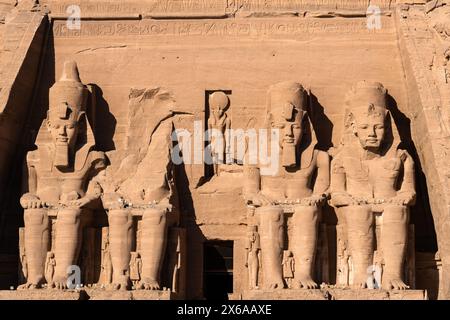 Abu Simbel, Ägypten: Außenansicht der majestätischen Statuen von Ramses II., die die Fassade des berühmten Abu Simbel Tempels in Oberägypten zieren. Stockfoto