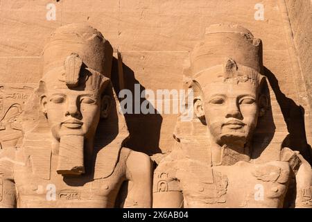 Abu Simbel, Ägypten: Außenansicht der majestätischen Statuen von Ramses II., die die Fassade des berühmten Abu Simbel Tempels in Oberägypten zieren. Stockfoto